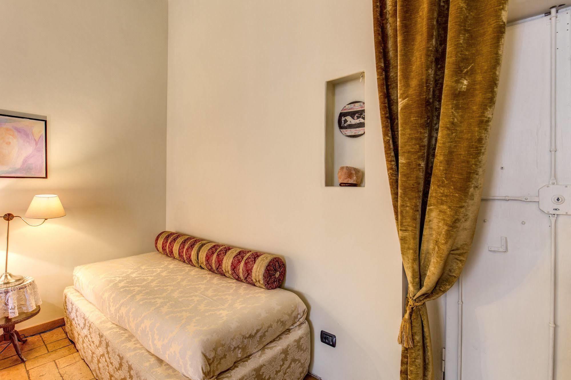 La Casa Del Capitano Hotel Rome Bagian luar foto
